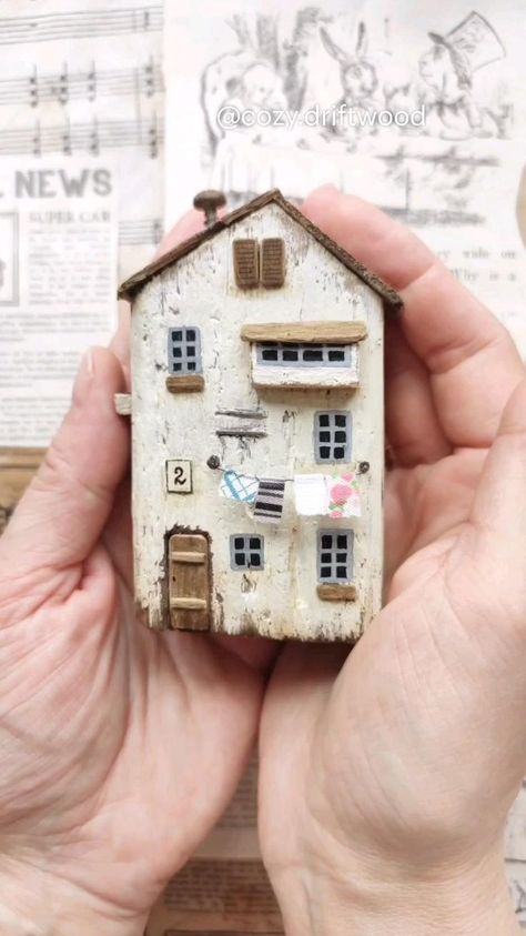 Deco Marine, Scrap Wood Crafts, Driftwood Art Diy, Small Wooden House, Wood Block Crafts, Barn Wood Crafts, Wooden Cottage, Block Craft, Scrap Wood Projects