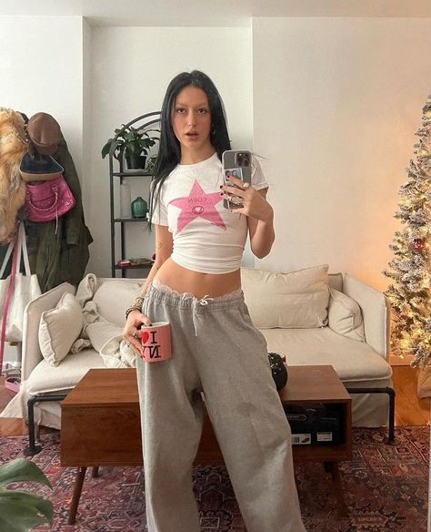 How To Style Sweatpants, Aesthetic Crop Top, Cute Streetwear, Style Sweatpants, Downtown Outfits, Aesthetic Fits, Swaggy Outfits, Marzipan, Instagram Foto