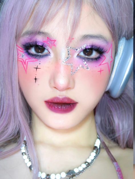 Gummy Bear Makeup, Colourful Douyin Makeup, Harajuku Makeup Kawaii, Blue Pink Makeup, Decora Makeup, Pink And Blue Makeup, Pink Hair Character, Artsy Makeup Look, Harajuku Makeup