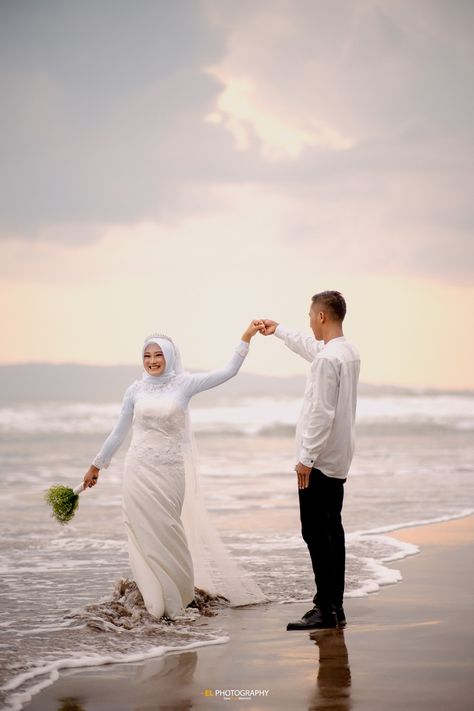 Prewed Casual, Prewedding Poses, Prewedding Hijab, Beach Hijab, 2023 Artwork, Pose Prewedding, Prewedding Photoshoot, Prewedding Outdoor, Dream Beach Wedding