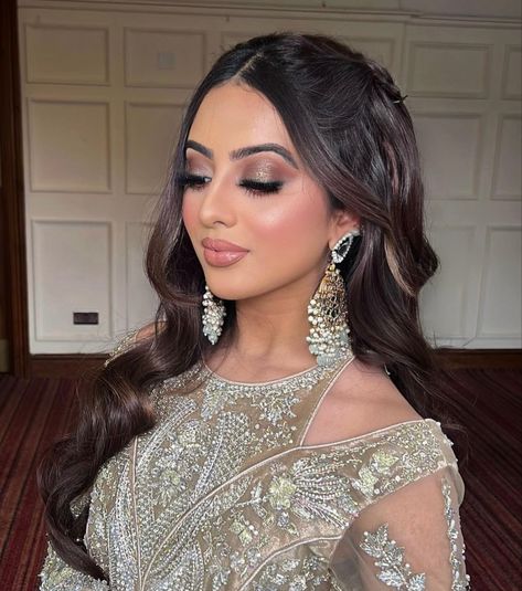 Sangeet Bridal Makeup Look, South Asian Wedding Hairstyles, Bridal Makeup Looks Indian, Maroon Dress Makeup, Desi Makeup Looks, Walima Makeup, Indian Party Makeup, Nikkah Makeup, Desi Suits