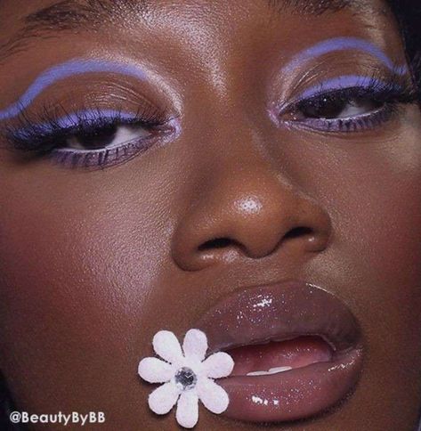 Black And Purple Eyeliner, Goth Makeup Brown Skin, Purple Eyeliner Brown Eyes, Colorful Eye Makeup For Brown Eyes, Purple Under Eye Makeup, Lavender Makeup Looks Prom, Purple Euphoria Makeup, Simple Purple Eyeshadow Looks, Pastel Purple Makeup