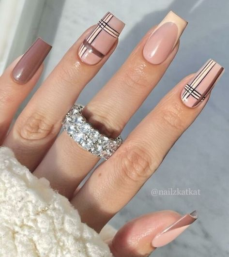 Otoño Nails, Uñas Color Cafe, Burgundy Acrylic Nails, Burberry Nails, Winter Nail Art Ideas, Plaid Nail Designs, Nails For Fall, Elegant Touch Nails, Holloween Nails