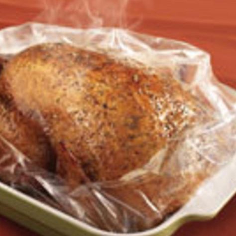 BEST TURKEY I EVER ATE LH: Turkey in a bag - but I'm going to use butter instead of oil Turkey In Oven Bag, Traditional Pumpkin Pie Recipe, Roast Turkey Gravy, Delicious Turkey Recipes, Turkey In Oven, Turkey In A Bag, Oven Bag, Herb Roasted Turkey, Deep Fried Turkey