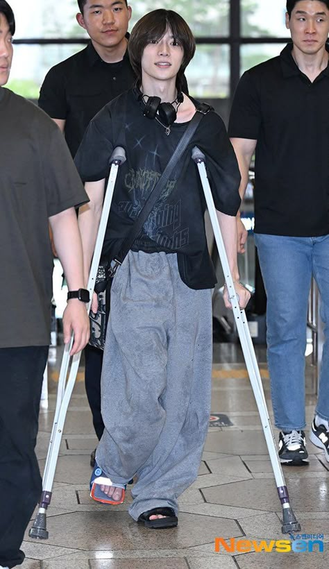 Crutches, Be A Nice Human, Airport Style, Kpop Guys, Love You Forever, Streetwear Women, Bias Wrecker, Boy Fashion, Ideas Style