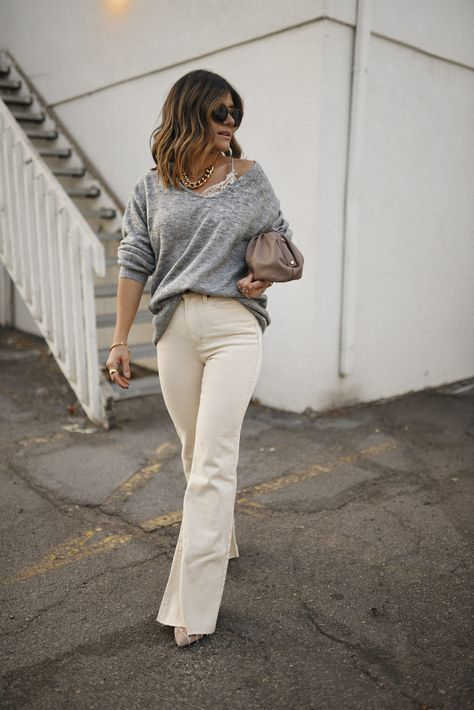 THE ECRU JEANS THAT WILL FRESHEN UP YOUR FALL WARDROBE - CHIC TALK | CHIC TALK Ecru Pants Outfit, Ecru Jeans Outfits, Ecru Jeans, Jeans Outfit Spring, Classy Yet Trendy, Jeans Outfit Fall, Street Style Fall Outfits, White Jeans Outfit, High Waisted Flare Jeans