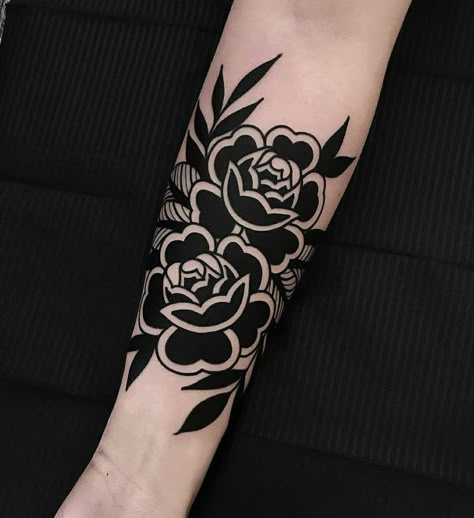 Traditional Tattoo Cover Up, Tatuaje Cover Up, Black Flowers Tattoo, Traditional Black Tattoo, Black Tattoo Cover Up, Old School Traditional, Black Rose Tattoos, Tatuaje A Color, Tattoo Old School