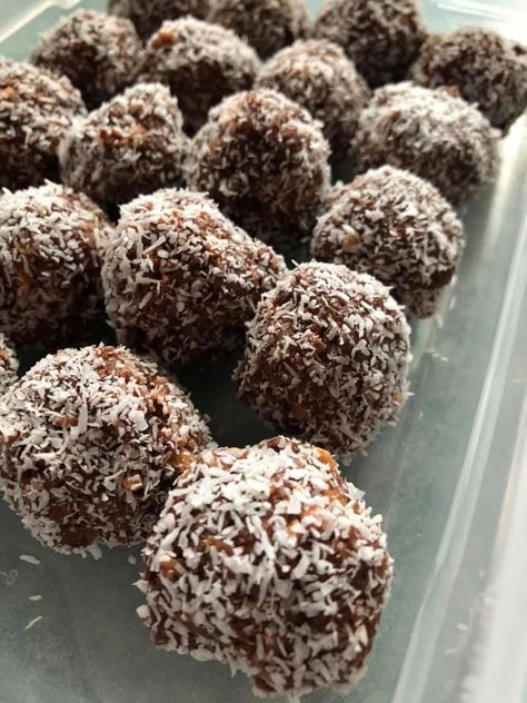 Quick, delicious and easy it's the Healthy Mummy fan favourite; Choc Weetbix Balls 🍫😊   Recipe here: Weetbix Balls Healthy, The Healthy Mummy Recipes, Wheatbix Recipes, Milo Balls, Weetbix Recipes, Weetabix Recipes, Breakfast Boxes, Cheap Easy Recipes, Weetbix Slice