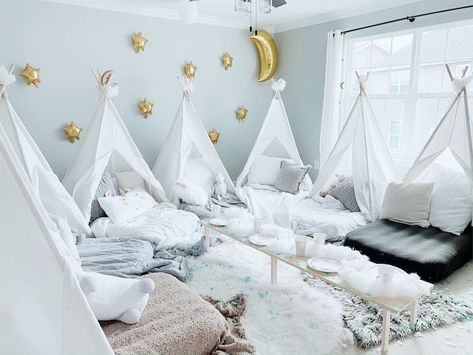 Set your sights high 'cause this "Dream Big" Sleepover Birthday Party by Kelcie Tribout, out of Burlington/NC/USA, is sure to make you sigh! Featuring a monochromatic color palette accented with touches of color and glam and party decor to make you swoon, this event is one full of details to send you over the moon! So lay your head down, close your eyes and dream of these adorable details about to come in sight: Starry Night Balloons/Balloon Wall Cloud-topped/inspired White Teepee Ten Big Sleepover, Sleepover Birthday Party, Sleepover Room, Birthday Sleepover Ideas, Wall Cloud, Happy Birthday Balloon Banner, Sleepover Birthday, Glamping Party, Cloud Theme