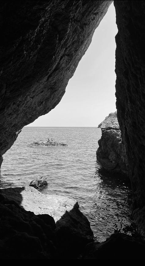 Black And White Coastal Photography, Black And White Aesthetic Nature, White And Black Pictures, Black And White Ocean, Couch Wall, Sandy Hair, Room Pics, Coastal Photography, Mountain Aesthetic