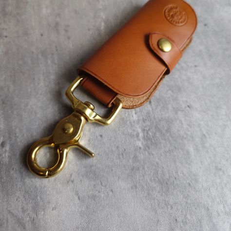 Ivar keys case Another 2024 request and this time as a freebie 🎉 𝗜𝘃𝗮𝗿 is made with one piece of leather and no stitching involved, just a fun and practical piece you can make with any scrap or sturdy leather you find in your bin. 𝗙𝗿𝗲𝗲𝗯𝗶𝗲 time! Just 𝗰𝗼𝗺𝗺𝗲𝗻𝘁 and 𝘁𝗮𝗴 your favourite leather goods maker that inspires you, and receive the code (Via DM) for the 𝗳𝗿𝗲𝗲 𝗽𝗮𝘁𝘁𝗲𝗿𝗻 (Links in Bio). I'm sure this will make someone's day 👌. I I'm really inspired by @hiramleathergoods , I love to see how he ... Leather Bag Design, Leather Keyring, Bag Design, Stitching Leather, Key Case, Leather Keychain, Leather Design, Key Holder, Leather Goods