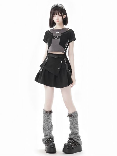 With its adjustable buckle straps and a combination of elastic waistband and zipper closure, this skirt offers both comfort and style. The sleek black color and techwear-inspired design make it perfect for creating bold and fashion-forward looks. Whether you're into the lolita or kawaii fashion aesthetic, this skirt is a must-have for adding a touch of avant-garde flair to your outfit. SizeSMLFull Length384042Hips9498102Waist616569 Normal Standing Poses, Starscream Cosplay, Techwear Skirt, Cropped Shirt Outfit, Avant Garde Style, Avant Garde Outfit, Cyberpunk Outfit, Techwear Fashion, Kawaii Fashion Outfits