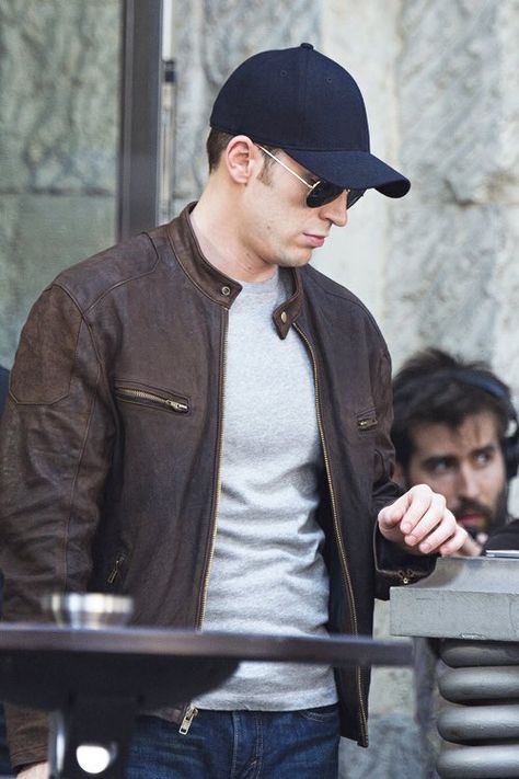 Captain America Outfit, Undercover Agent, America Outfit, Iron Man Avengers, Christopher Evans, Beautiful Muslim Women, Vintage Leather Jacket, Steve Rogers, Leather Jacket Men