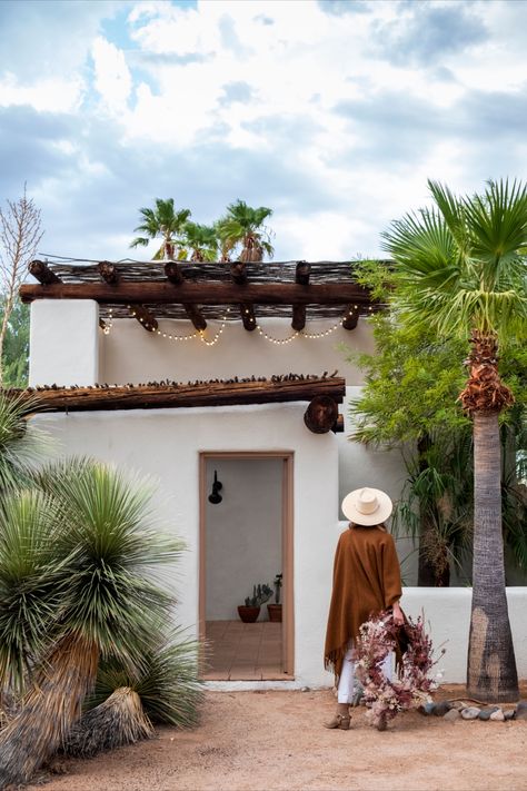 Desert House Interior Design, Desert House Decor, Desert Balcony, Desert Homes Exterior Arizona, Arizona Home Aesthetic, Desert House Aesthetic, White Adobe House, Modern Desert Home Exterior, Small Desert Home