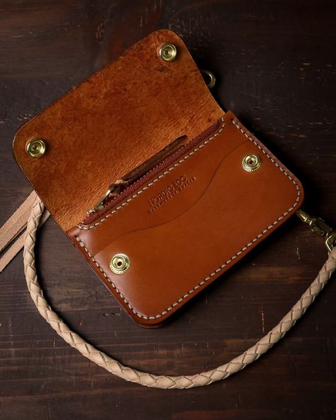 Another gorgeous Short Trucker wallet in Brown on its way to Frasse in Malmö, Sweden 🇸🇪 This Trucker wallet is designed to be practical and functional. It’s size is just right to carry 10-12 cards, cash and coins yet fit perfectly inside the back pocket of the jeans. If you don’t like wallets sticking out of your pockets yet want the style and functionality of a trucker wallet? This one is definitely for you! . . . . . ________________ #truckerwallet #truckerstyle #handmadewallet #leatherwal... Trucker Wallet, Leather Bag Pattern, Handmade Wallets, The Jeans, Stick It Out, Bag Pattern, Leather Craft, Sweden, Leather Bag