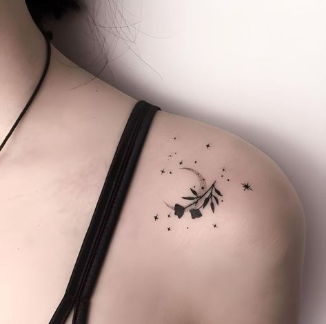 Tattoos For Girls On Shoulder, Minimalist Tattoo Shoulder Women, Minimal Shoulder Tattoos For Women, Minimal Collar Bone Tattoo, Minimal Tatoos Idea Woman, Mini Shoulder Tattoo, Small Shoulder Blade Tattoo, Minimalist Tattoo Shoulder, Women Shoulder Blade Tattoo