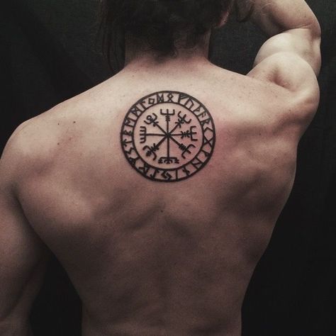 Vegvisir tattoo Viking Compass Tattoo, Simple Compass Tattoo, Tato Maori, Vikings Tattoo, Upper Back Tattoos, Rune Tattoo, Compass Tattoo Design, Tato Lengan, Nordic Tattoo