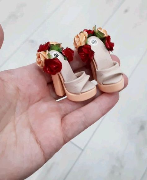 Clay Barbie Accessories, Diy Doll Accessories, Barbie Doll Shoes, Candy Decorations Diy, Doll Shoe Patterns, Barbie Doll Clothing Patterns, Diy Barbie Clothes, Barbie Doll Accessories, Barbie Shoes