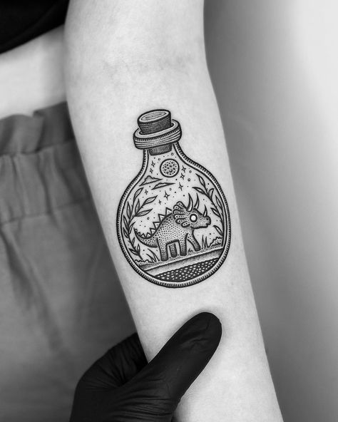 MIKE STOUT on Instagram: “● 'The Triceratops Terrarium' ● ° ° Tiny triceratops in a tiny terrarium for the lovely Fern. Would love to work on more terrarium bottles…” Terrarium Tattoo, Tiny Terrarium, Jar Terrarium, Tattoos Instagram, In A Jar, Skull Tattoo, Fern, Terrarium, Tattoo Ideas