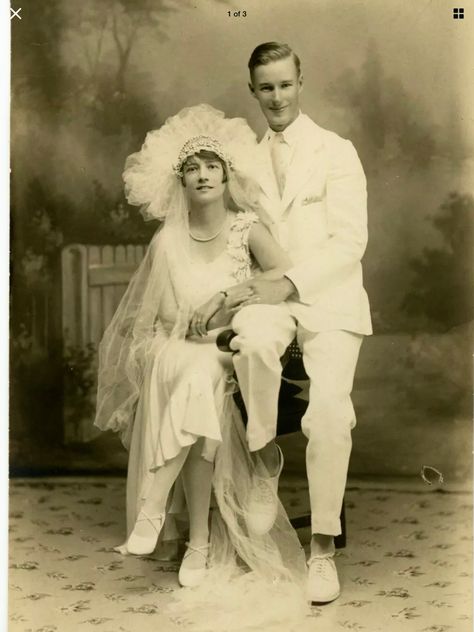 Antique Wedding Pictures, Art Deco Wedding Photography, 1930s Wedding Photos, 1940s Wedding Photos, Edwardian Wedding Photos, 1920s Vintage Dresses, Couples Vintage, Flapper Wedding, 1920s Wedding