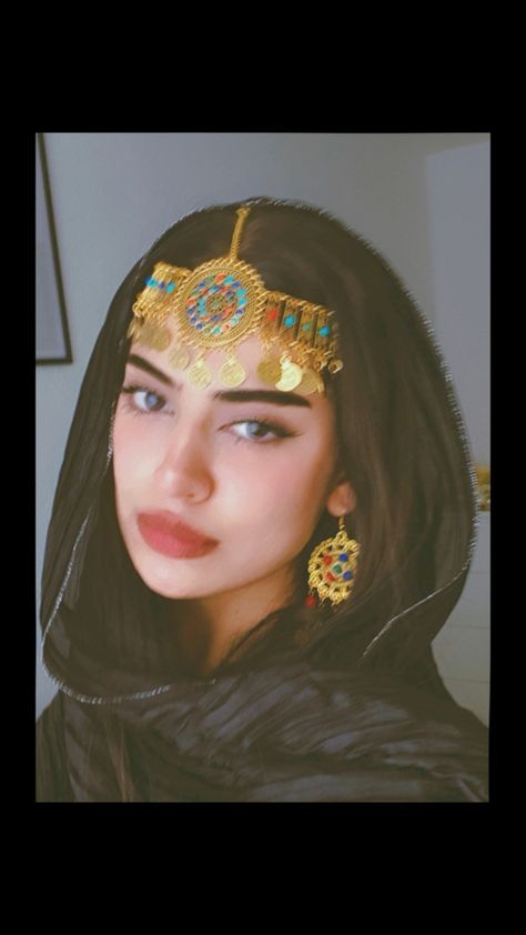 Afghan Afghan Wallpaper, Persian Aesthetic, Sweet 16 Makeup, Afghan People, Afghan Beauty, Afghanistan Photography, Eid Look, Afghanistan Culture, Muslim Memes