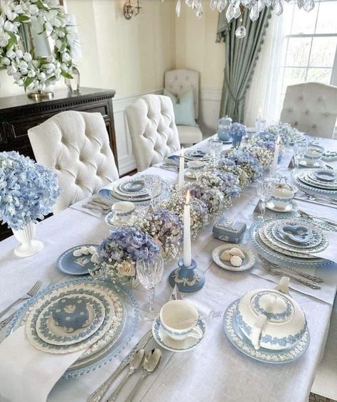 Blue And White Dining Room, Dinner Table Set Up, Blue Table Settings, Pretty Table Settings, Wedgwood China, Blue White Decor, Dining Room Table Decor, Dinner Table Setting, Table Setting Decor