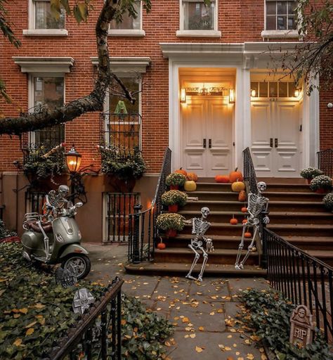 Boo! Nyc Halloween, Fall In Nyc, Pretty City, The Lovely Bones, Photography New York, Nyc Real Estate, Nyc Life, New York Life, Fallen Leaves