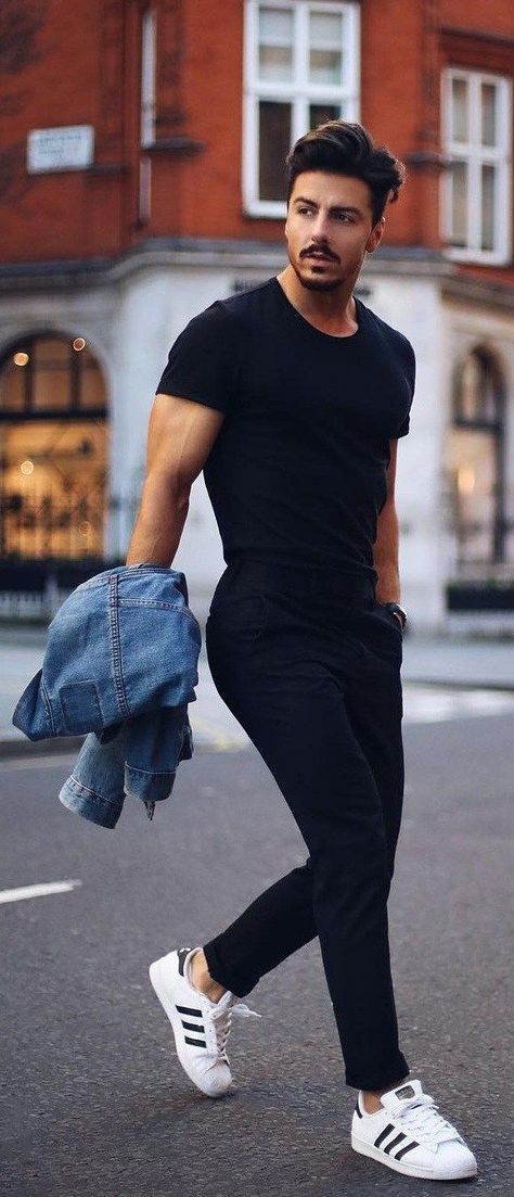 schwarzes T-Shirt, schwarze Hose, weiße Hose und Jeansjacke passen gut. mens fashion #menstyle Rockstar Outfits, Hats Style, Edgy Outfit, Men Lifestyle, Herren Style, Style Masculin, Man In Black, Fashion Edgy, Idea Style