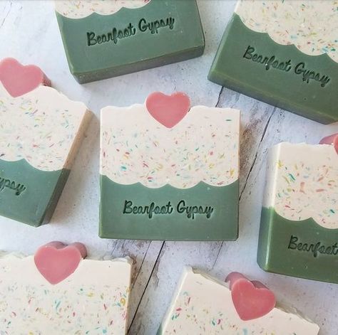 Cold Process Soap Designs Ideas, Spring Soap Ideas, Cute Soap Ideas, Soap Packaging Diy, Handmade Soap Packaging, Soap Design Ideas, Cold Process Soap Designs, Lilin Aroma, Diy Soap Bars