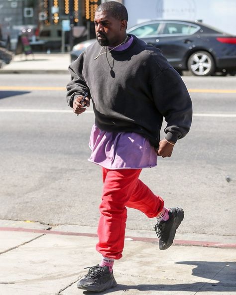 Kanye West Steps Out in Triple Black YEEZY Boost 700 VX Yeezy Kanye West, Black Yeezy Boost, Black Yeezy, Kanye Fashion, Kanye Yeezy, Teacher Fits, Yeezy Outfit, Fashion Pics, Red Dress Style