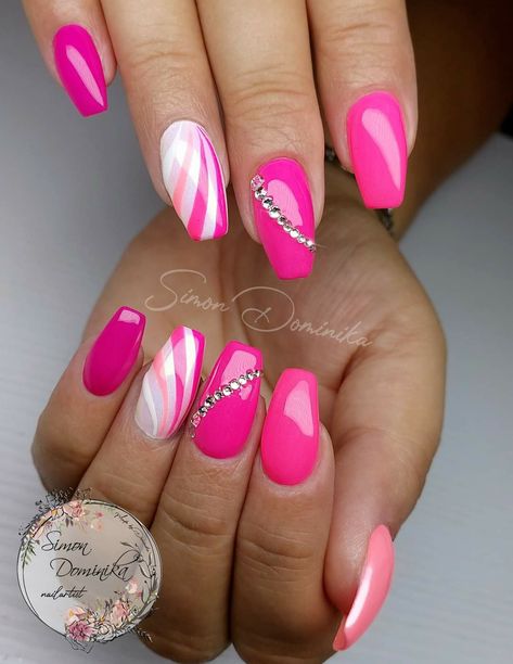 Sparkly Gel Nail Designs, Fushia Pink Nails With Design, Short Biab Nail Designs Summer, Fushia Nail Ideas, Fushia Nails Ideas, Fushia Nails Design, Elegant Spring Nail Art, Fuscia Nails Design, Fucsia Nails Design