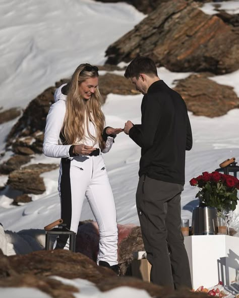 Snow Outfits For Women, Minimalist Winter Outfit, Chalet Girl, Aspen Ski, Just Got Engaged, Dior Aesthetic, Minimalist Winter, Ski Outfit, Romee Strijd