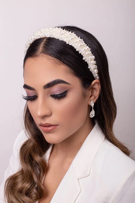 Wedding Hairstyles Pearls Headpieces, Pearl Headband Hairstyles Wedding, Wedding Headband Pearl, Wedding Hair Down With Headpiece, Bridal Hair Pieces Updo, Wedding Hair Band Head Pieces, Bridal Hair Headband And Veil, Bridal Hair With Pearl Headband, Brides With Headbands