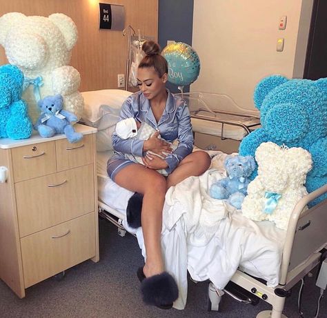 Mom Hospital Outfit, Healthy Baby Boy, Pregnancy Goals, Moms Goals, Mommy Goals, Baby Momma, Mommy And Son, Hospital Bed, Baby Hospital