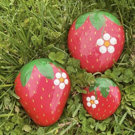 Rock Painting Ideas Strawberries, Rock Strawberries Painted Stones, Painted Strawberry Rocks, Rock Painting Strawberry, Painted Rocks Fruit, Ideas To Paint Rocks, Farm Rock Painting, Bug Rocks Painted Stones, Rock Painting Ideas Easy Aesthetic