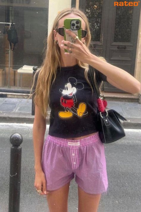 A girl wearing a summer outfit, taking a mirror selfie wearing red button up boxer shorts and a black graphic tee Comfy College Fits Summer, Boxers Outfit, Boxer Outfit, Boxer Shorts Outfit, Boxer Shorts For Women, Girl Boxers, Shorts Sleepwear, Style List, London Summer