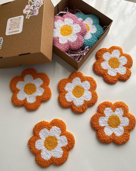 Lots of daisies arrived. When we use it under our glasses while drinking coffee, our tables are not damaged and it adds a cheerful atmosphere to the environment. Added to the link in profile. Don’t miss the discount. #punch #punchneedle #punchneedleart #punchaksesuar #bardakaltligi #coaster #coasters #mugrug #mugrugs #etsyseller Punchneedle Coasters, Punch Needle Ideas Projects, Punchneedle Ideas, Punch Coaster, Punch Needle Design, Punch Needle Coasters, Rug Coasters, Punch Needling, Punch Embroidery