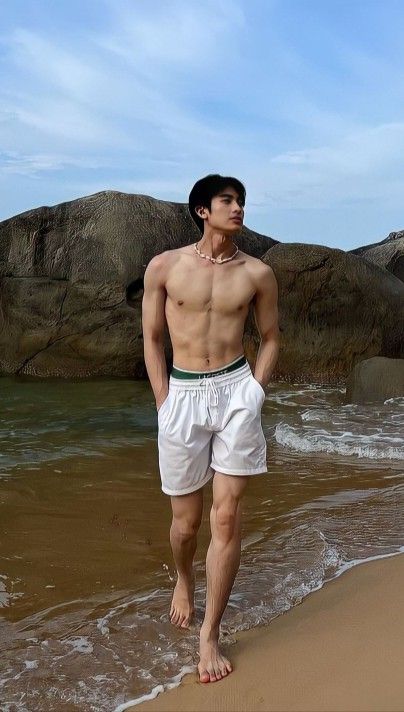 Guys Beach Outfit, Guy At Beach, Outfits Extra, Men Bodies, Oc Outfits, Beach Park, Korean Boy, Swimsuit Models, Handsome Man