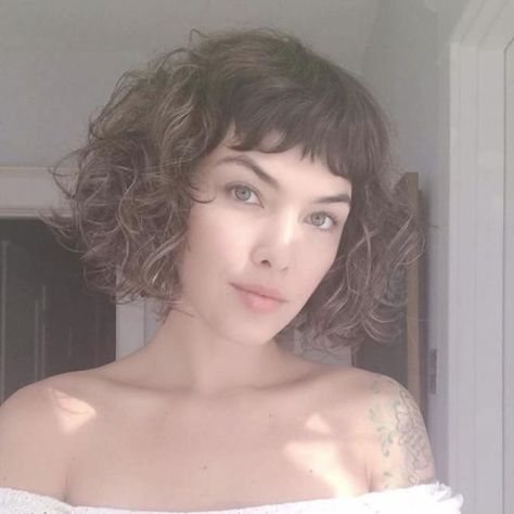 Curly Hair With Micro Bangs, Microbangs Hairstyles, Microbangs Curly Hair, Micro Bangs Curly Hair, Bob Inspiration, Micro Bangs, Alt Hair, Short Bobs With Bangs, Hair 2022