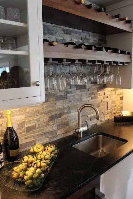 Backsplash Design, Built In Wine Rack, Desain Pantry, Herringbone Backsplash, Stone Kitchen, 아파트 인테리어, Hus Inspiration, Pool Design, Wet Bar