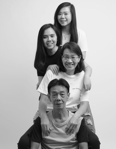 Poto Studio, Studio Family Portraits, Family Photo Studio, Group Photo Poses, Family Studio Photography, Studio Photoshoot Ideas, Group Photography Poses, Family Portrait Poses, Graduation Poses