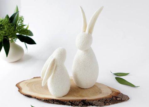 Kawaii Figurine, Rabbits Cute, Kawaii Couple, Bunny Couple, Hantverk Diy, Rustic Easter Decor, Rustic Easter, Felt Bunny, Easter Decoration