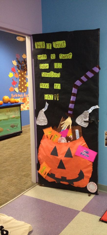 Halloween Candy Door Decorations, Trick Or Treat Door Decorations, Trick Or Treat Bulletin Board Ideas, Door Decorations Classroom Halloween, Preschool Door Decorations, Preschool Door, Halloween Classroom Door, Halloween Classroom Decorations, Teacher Halloween Costumes