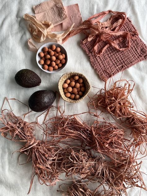 weave your own naturally dyed raffia basket — petalplum Raffia Weaving, Raffia Embroidery, Cosy Chair, Raffia Crafts, Sweetgrass Basket, Raffia Basket, Raffia Palm, Basket Art, Dyeing Tutorials