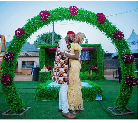 Traditional Marriage Decoration Nigerian, Nigerian Traditional Wedding Decoration, Nigerian Party, Small Wedding Decor, Igbo Traditional Wedding, Nigerian Traditional Wedding, Marriage Ideas, Garland Wedding Decor, Bride And Groom Outfits