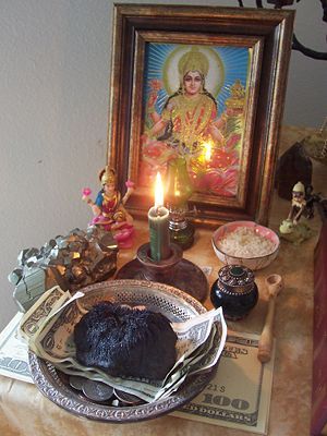 A money-stay-with-me altar prepared for continuing wealth and abundance Money Alter, Prosperity Altar, Manifesting Altar, Altar Inspiration, Hoodoo Altar, Ancestor Altar Hoodoo, Erzulie Freda Altar, Crystals For Luck, Spiritual Altar