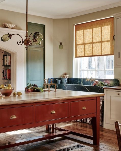 Victorian Country House, Kitchen Victorian, Bespoke Kitchen Design, Joinery Design, Victorian Kitchen, Classic Kitchen, Family Kitchen, Old Kitchen, Bespoke Kitchens