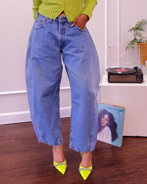 Diy Barrel Jeans, Diy Barrel, Horseshoe Jeans, Thrifted Jeans, Barrel Jeans, Sewing Alterations, Tutorial Diy, Sewing For Beginners, Upcycle Clothes