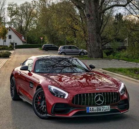 Red Mercedes Benz Aesthetic, Marcedice Benz Car, Marsadiz Car, Red Mercedes Benz, Red Mercedes, 4 Door Sports Cars, Mercedes Auto, Luxe Auto's, Mobil Futuristik