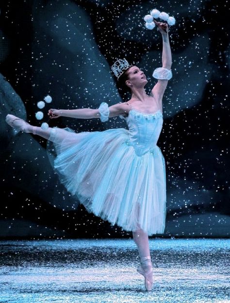 A Dazzling Snowflake Nutcracker Aesthetic, Nutcracker Ballet Costumes, Nutcracker Season, Romeo I Julia, Nyc Ballet, New York City Ballet, George Balanchine, Ballet Beauty, The Ballerina